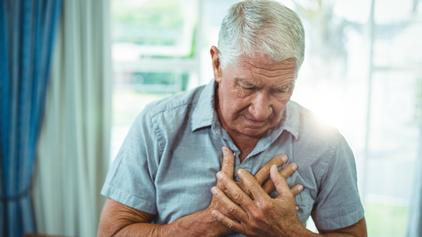 Symtomen vid aortastenos kan vara otydliga och misstas ofta för vanliga ålderstecken, exempelvis bröstsmärta och andfåddhet. Foto: Shutterstock